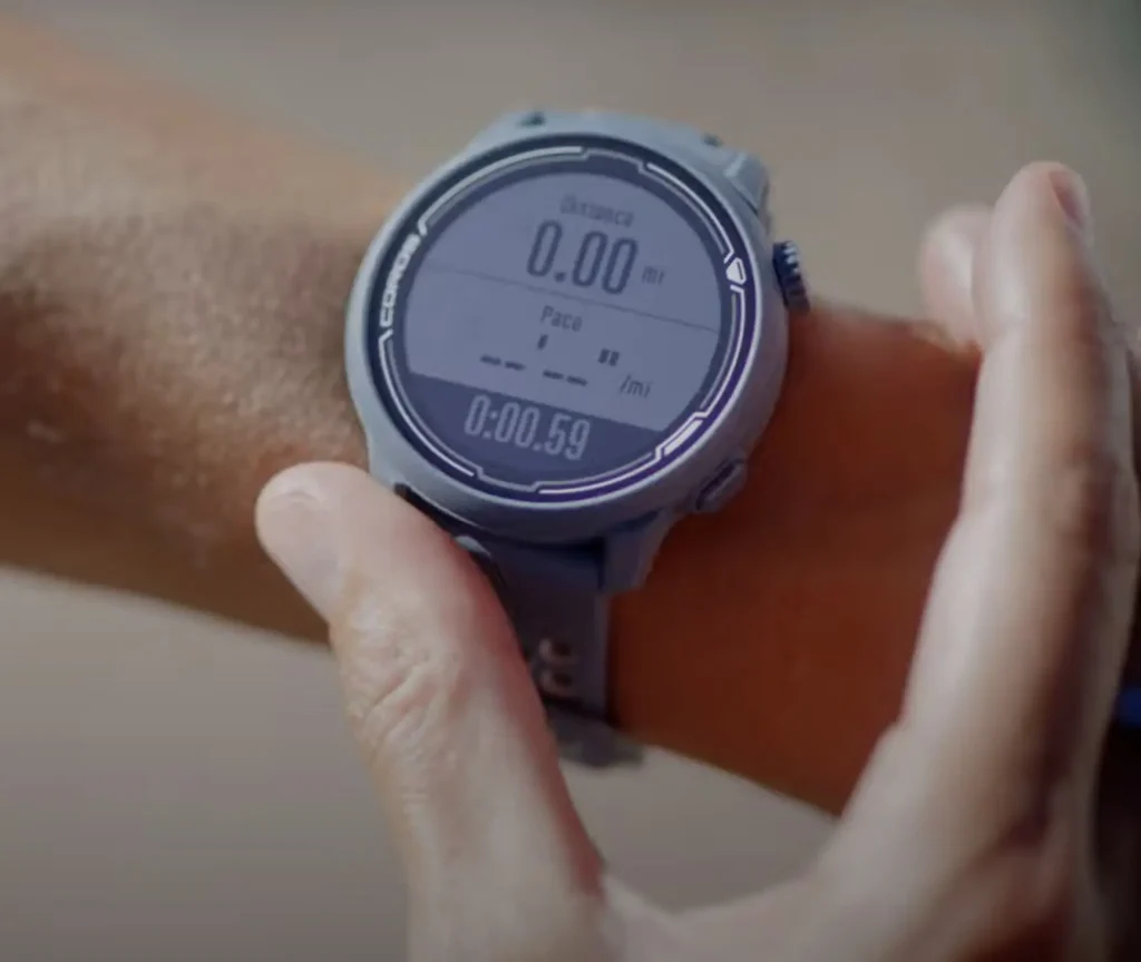 main-qui-fait-le-test-des-fonctionnalités-de-la-montre-cardio-coros-pace-2