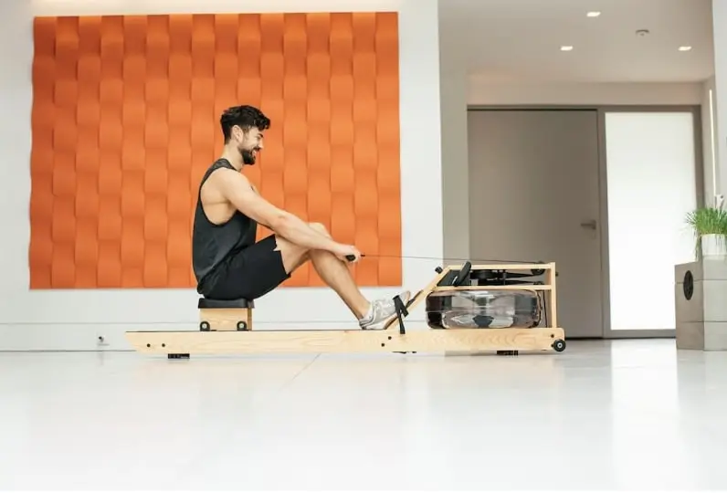 homme-sportif-sur-rameur-interieur-waterrower-vr3