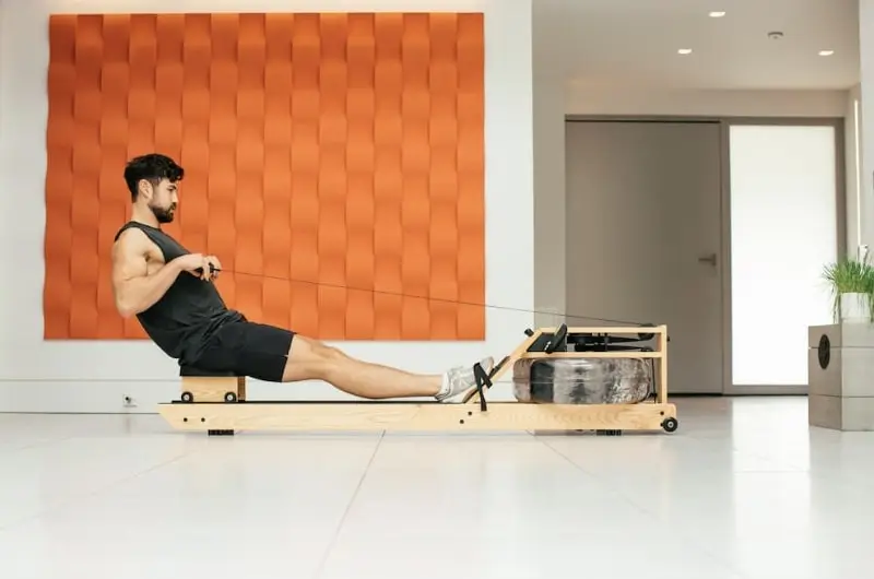 homme-qui-fait-du-rameur-waterrower-vr3-dans-son-domicile