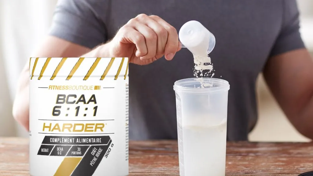 homme qui prend un shaker de bcaa 6:1:1 harder