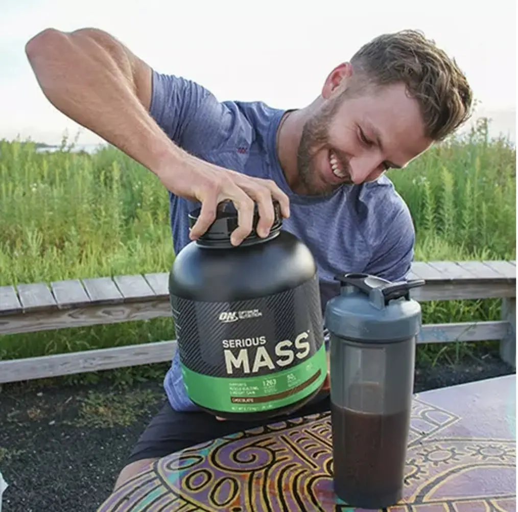 homme avec un gainer optimum nutrition serious mass saveur chocolat