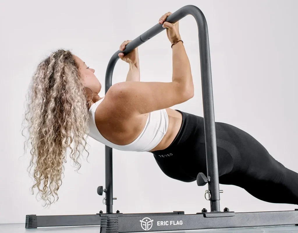 femme sportive avec levitate bar