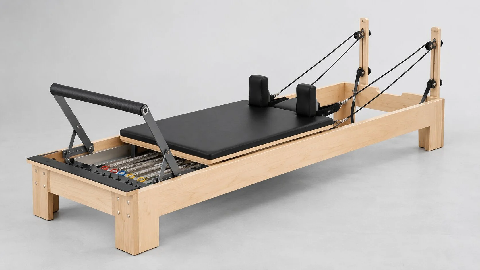 Reformer Pilates dans un studio, chariot coulissant, ressorts et sangles visibles