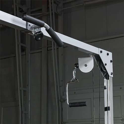 Poulie haute pivotante de la Cross-over machine Powerline, avec la poignée de traction en option